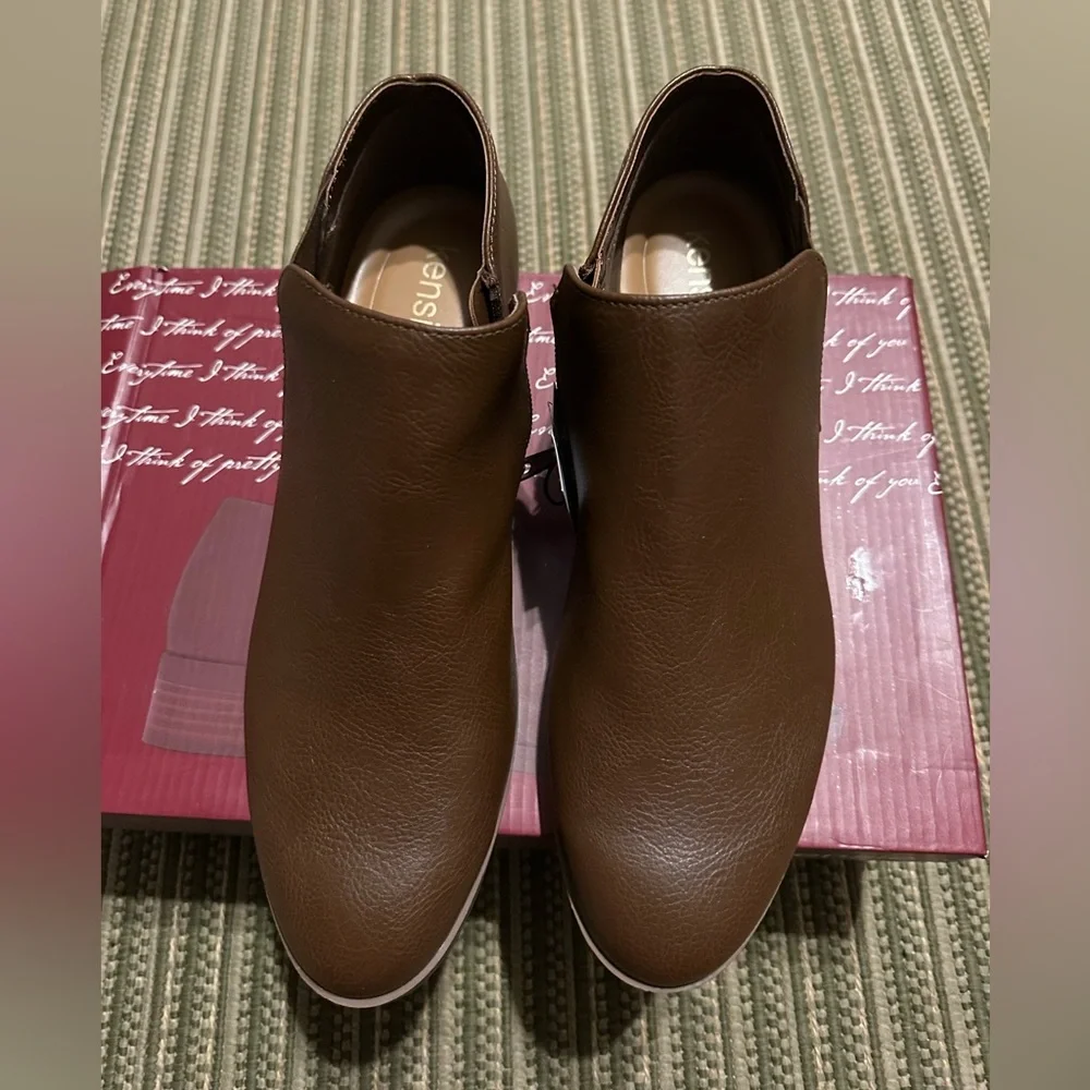 Kenzie Brown Ankle Boots. Size 8.5. New with tag and box. - Picture 3 of 5